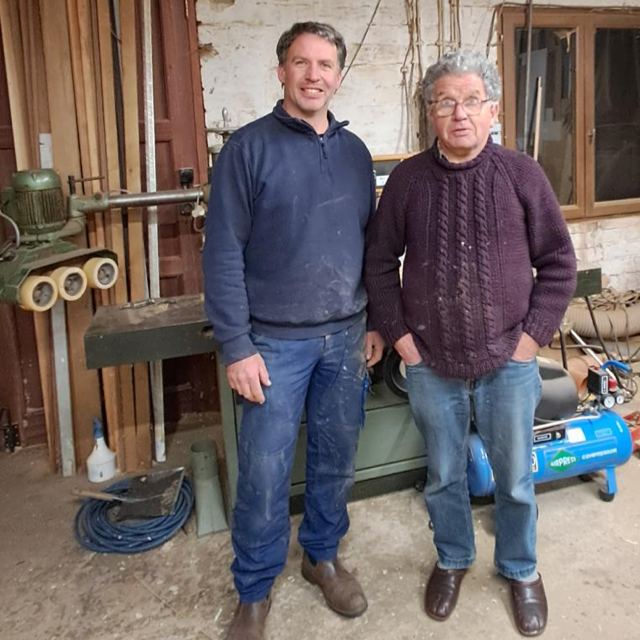 Kris Tobback en zijn vader, oprichters van Schrijnwerkerij Tobback