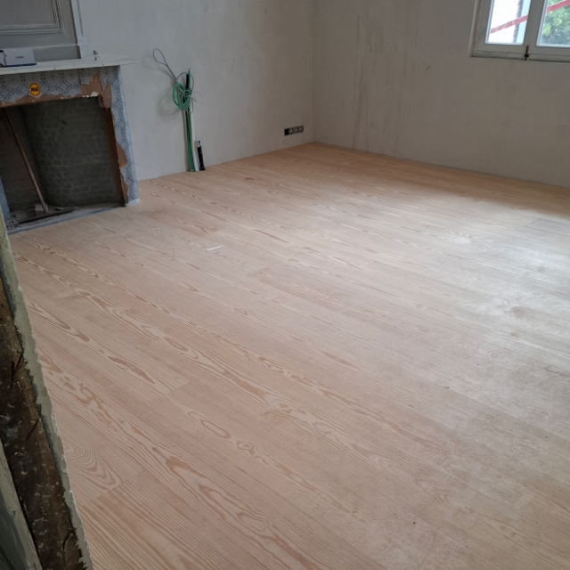 Houten vloer in Yellow Pine – Authentieke charme in Mechelen