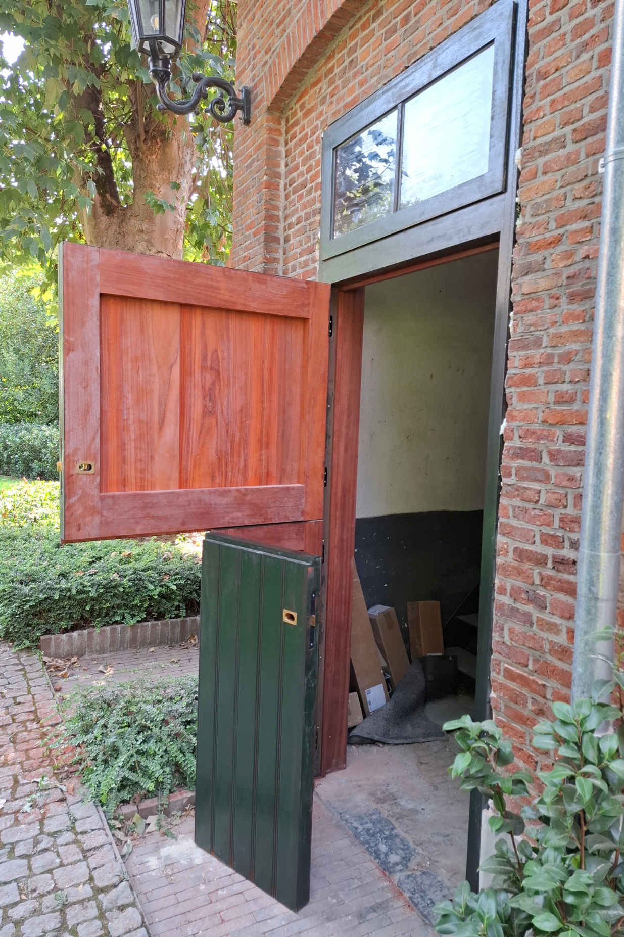 Tweedelige staldeur in padoek – vakmanschap in Mechelen