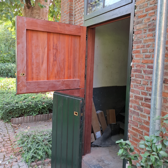 Tweedelige staldeur in padoek – vakmanschap in Mechelen