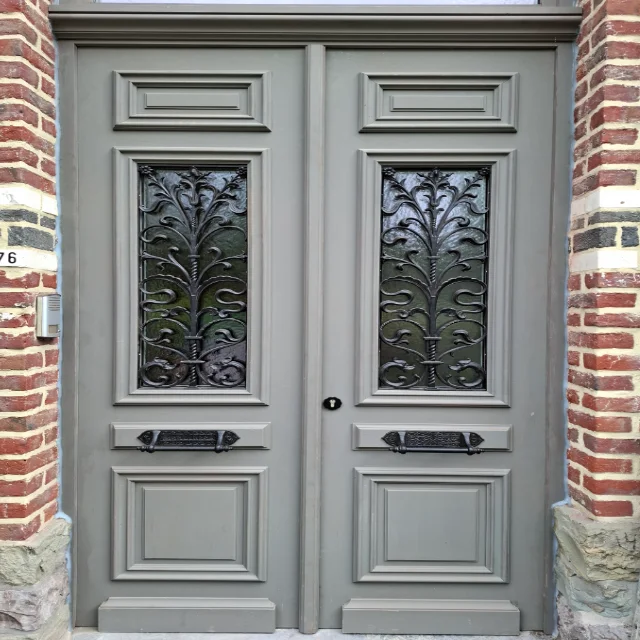 Voordeur herenhuis in afzelia met origineel smeedijzer – Leuven