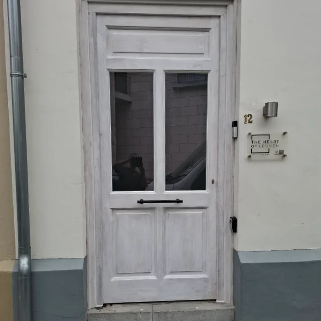 Voordeur in meranti, geleverd in primer – Leuven