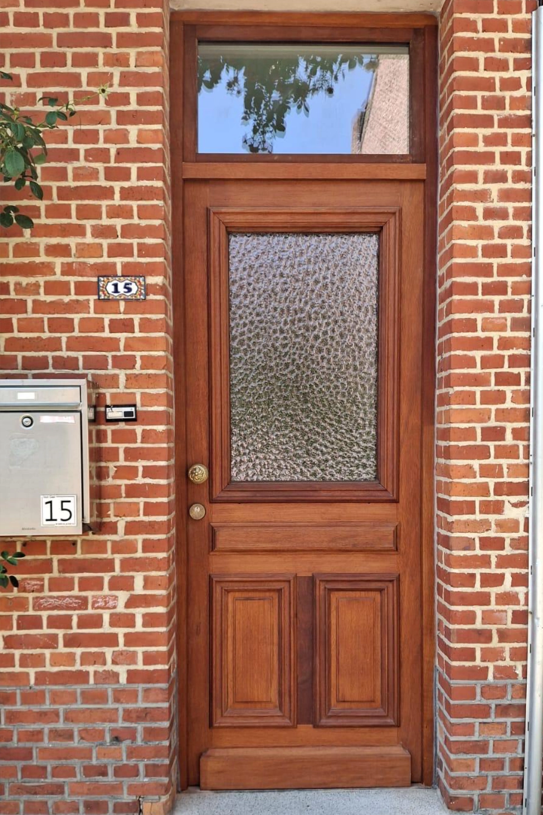 Klassieke houten voordeur in afzelia met bovenlicht – Geel